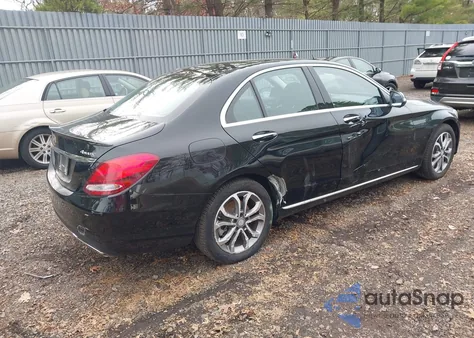 2016 Mercedes-Benz C 300 4Matic z USA, uszkodzony, nr VIN 55SWF4KB4GU157975